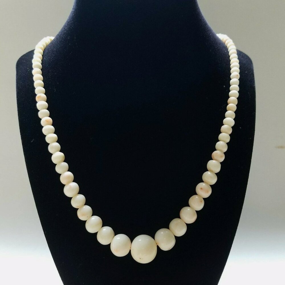 VINTAGE NATURAL WHITE CREAMY PINK CAROL ANGLE SKIN BEAD NECKLACE SILVER CLASP